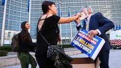 Brüsseler Umweltaktivistinnen protestierten gegen Billigflieger und „torteten“ den Konzernchef. (Bild: twitter.com/Ryanair)