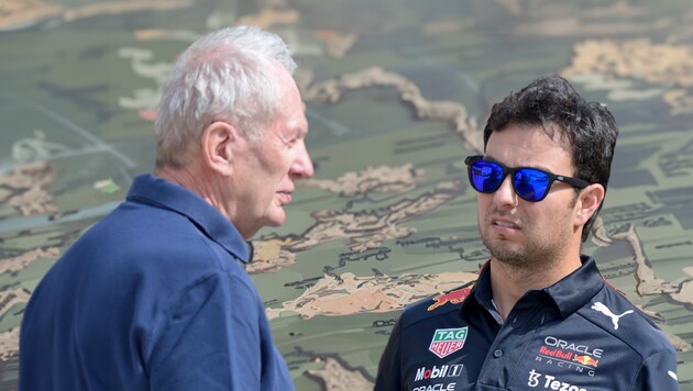 Helmut Marko (l.) muss sich nach dieser Aussage über Sergio Perez (r.) nun Kritik gefallen lassen. (Bild: APA/AFP/Mazen Mahdi)