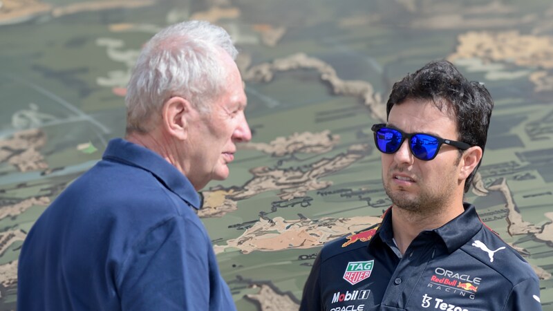 Helmut Marko (li.) und Sergio Perez (Bild: APA/AFP/Mazen Mahdi)