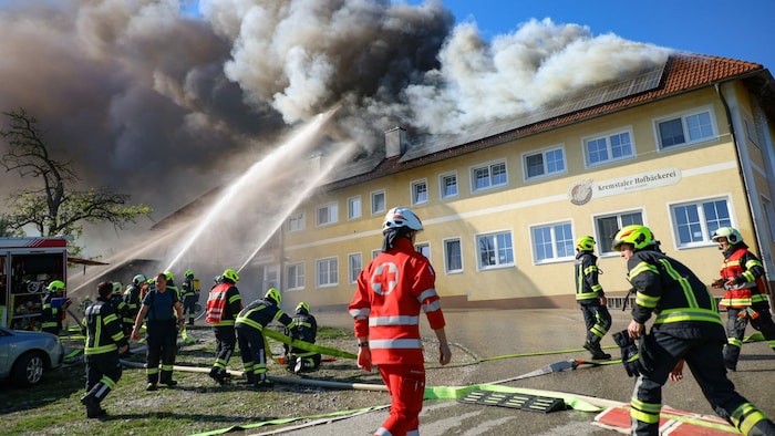 Beim Löscheinsatz wurden auch vier Menschen verletzt.
