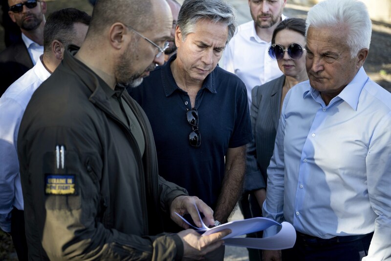 US-Außenminister Antony Blinken (Mitte) macht sich aktuell vor Ort selbst ein Bild. (Bild: AFP )