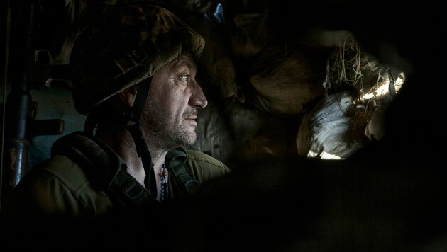 Ein ukrainischer Soldat in der Nähe von Bachmut (Bild: AP)