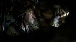 Ein ukrainischer Soldat in der Nähe von Bachmut (Bild: AP)