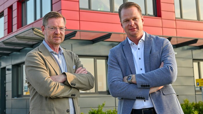 „Wir sind für die oberösterreichischen Betriebe das Tor zur Welt“, sagen Ralf Schweighöfer (l.) ...