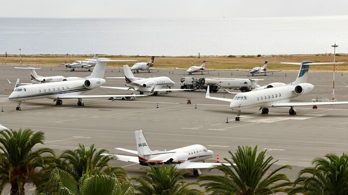 Ein Bild vom Flughafen Nizza: Viele Privatjets warten hier auf ihren nächsten Start.