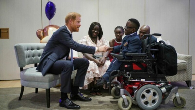 Prinz Harry plauderte mit den schwerkranken Kindern und ihren Familien. (Bild: APA/Yui Mok/PA via AP)