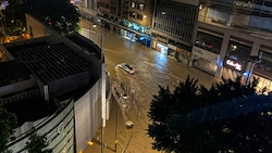 Hongkong rief die höchste Regen-Warnstufe aus. (Bild: APA/AFP/Dene CHEN)