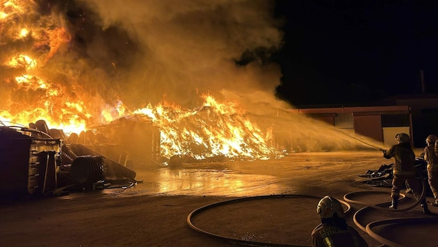 Stundenlang kämpften die Feuerwehren gegen das Flammeninferno an. (Bild: Feuerwehr Ötztal-Bahnhof)