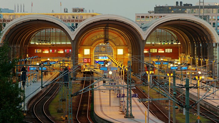 Der Kieler Hauptbahnhof muss wegen eines Streits um unbezahlte Rechnungen derzeit ohne Innentüren auskommen.