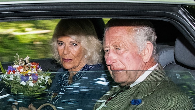 Charles und Camilla stehen die Tränen in den Augen. (Bild: APA/AFP/ANDY BUCHANAN)