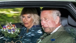 Charles und Camilla stehen die Tränen in den Augen. (Bild: APA/AFP/ANDY BUCHANAN)