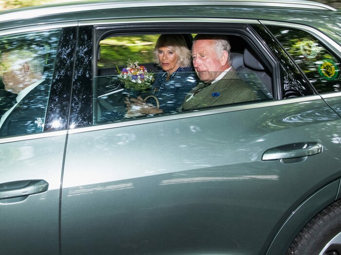 König Charles und König Camilla fahren, sichtlich in Trauer, nach dem Gottesdienst zurück nach ...