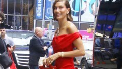 Hailey Bieber macht im Spätsommer Erdbeerrot zum Trend. (Bild: MediaPunch / Action Press / picturedesk.com)