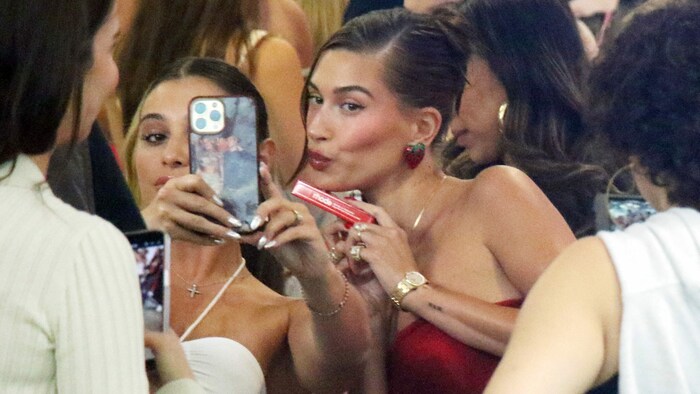 Mit ihrer Vorliebe für Erdbeerrot hat Hailey Bieber ihre Fans bereits angesteckt.