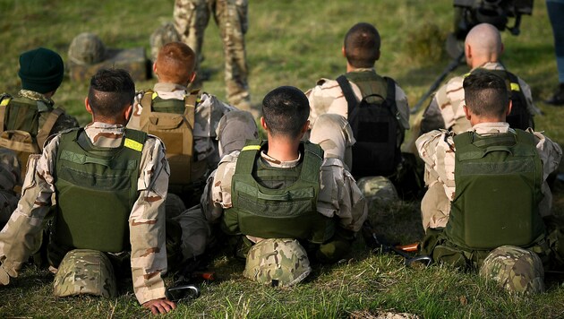 Ausbildung von ukrainischen Rekruten nach ihrer Einberufung (Bild: APA/AFP/Daniel LEAL)