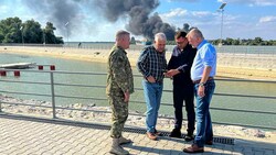 Vorne NATO, hinten Krieg, dazwischen lediglich die Donau: Rumäniens Verteidigungsminister Angel Tilvar (kariertes Hemd) auf Besuch im Donaudelta (Bild: ASSOCIATED PRESS)