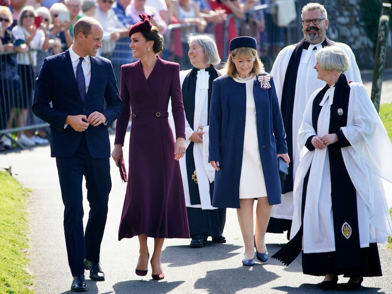 Prinz William und Prinzessin Kate bei ihrer Ankunft vor der Kathedrale aus dem 6. Jahrhundert (Bild: APA/Ben Birchall/PA via AP)