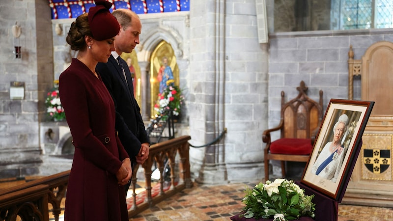 William und Kate im stillen Gedenken vor einem Porträt der Queen (Bild: APA/AFP/POOL/TOBY MELVILLE)