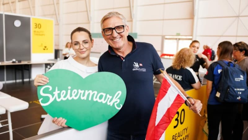 Josef Herk mit Kosmetikerin Lara Tynnauer (Bild: Florian Wieser)