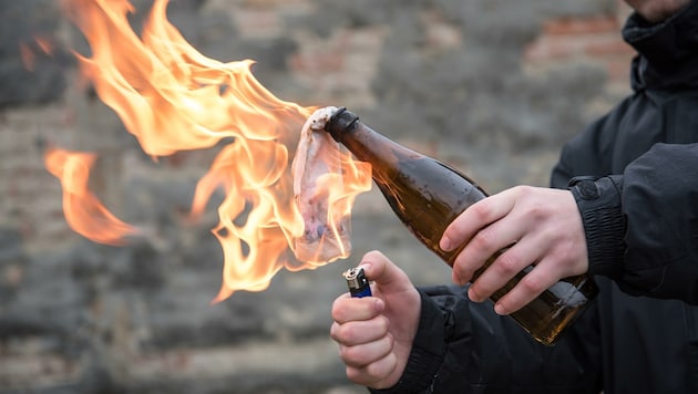 Vier Molotowcocktails wurden nach der Verfolgungsjagd im Auto des Mannes sichergestellt. (Bild: Stieber Szabolcs)