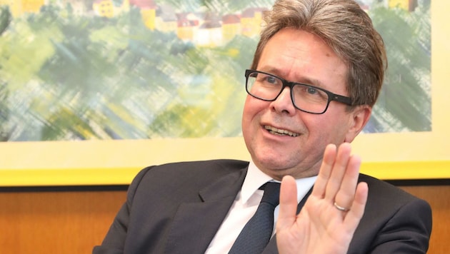 Minister Polascheks Geste: Nein zum Abschaffen der Noten oder doch seine einstige Bewertung in Französisch? (Bild: Rojsek-Wiedergut Uta)