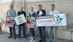 Kämpfen um mehr Klimaschutz: Christian Oberbauer, Simon Pories, Flora Peham und Christoph Watz - das nächste Mal am 15. September beim Klimastreik in St. Pölten. (Bild: Petra Weichhart)