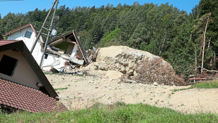 Bei einer Hangrutschung krachte ein Felsen gegen ein Haus. Mit Panzersperren auf einer Länge von ...