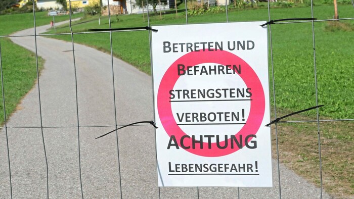 Ein Gitter mit Schild versperrt den Weg zu mehreren Häusern in Goritschach.