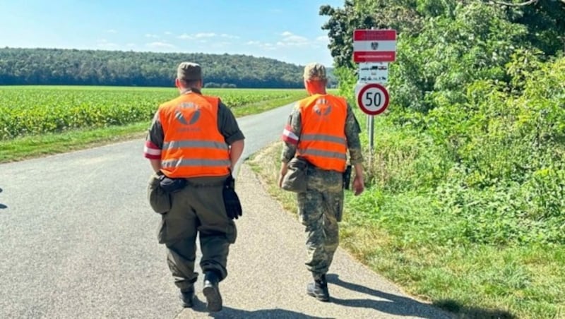 Soldaten sind nach wie vor auf den stark frequentierten Marschrouten der Flüchtlinge auf Patrouille, die Bewachung erfolgt jedoch nicht mehr regelmäßig. (Bild: Christian schulter)