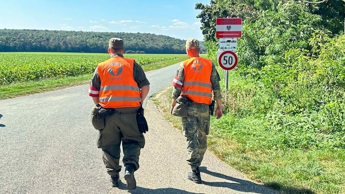 Soldaten sind nach wie vor auf den stark frequentierten Marschrouten der Flüchtlinge auf ...