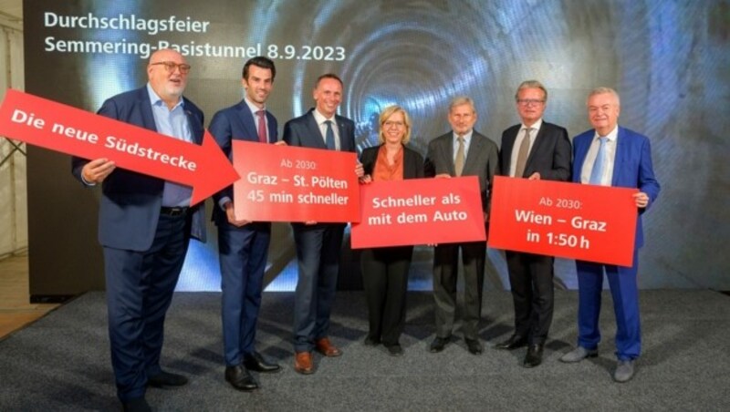 Von links: ÖBB-Chef Andreas Matthä, LH-Stellvertreter Udo Landbauer (NÖ), Klubobmann Jochen Danninger (NÖ), Ministerin Leonore Gewessler, EU-Kommissar Johannes Hahn, Landeshauptmann Christopher Drexler (Stmk), LH-Stellvertreter Anton Lang (Stmk) (Bild: ÖBB/Ebner)