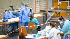 Bilder wie von dieser Teststraße in Braunau gehören der Vergangenheit an: Antigen-Tests gibt es in Oberösterreich nur mehr in der Apotheke zu kaufen, PCR-Testungen kann der Hausarzt durchführen. (Bild: Alexander Schwarzl)