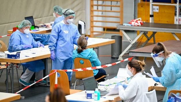 Bilder wie von dieser Teststraße in Braunau gehören der Vergangenheit an: Antigen-Tests gibt es in Oberösterreich nur mehr in der Apotheke zu kaufen, PCR-Testungen kann der Hausarzt durchführen. (Bild: Alexander Schwarzl)