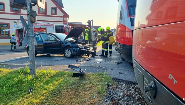 Dieser Zwischenfall in Gosdorf auf einem unbeschrankten Übergang ging glimpflich aus: Der Lenker blieb unverletzt. 