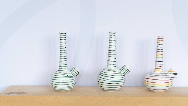 Künstler Chuma Maweni stellte für die „Academy of Ceramics Gmunden“ drei Bongs her. (Bild: Gmundner Keramik)