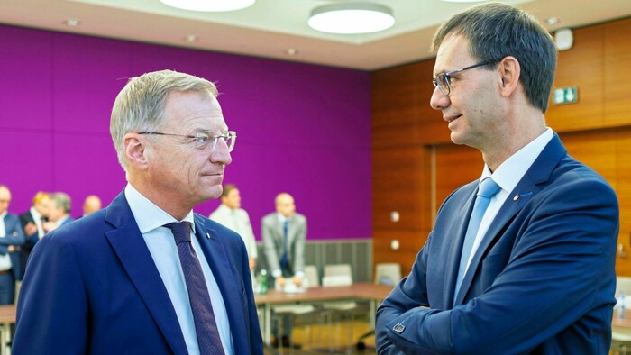 Die Landeshauptleute Thomas Stelzer (li.) und Markus Wallner (beide ÖVP) verhandeln für die ...