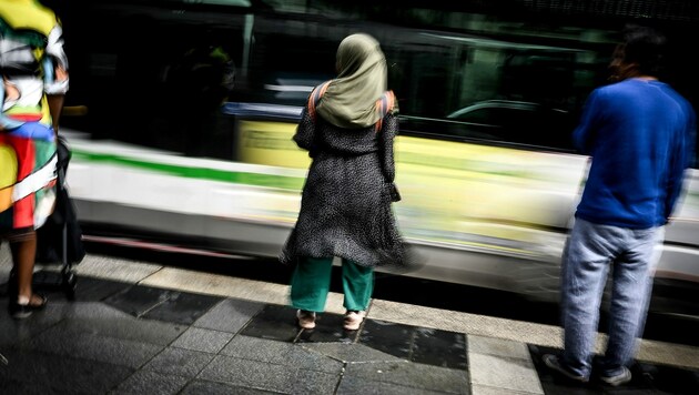 Ab sofort sind Abayas an französischen Schulen verboten. (Bild: APA/AFP/LOIC VENANCE)