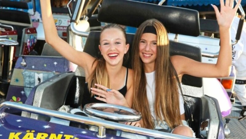 Marlene und Lara aus Klagenfurt hatten gleich ihren Spaß beim „Breakdance“, eines von 50 Fahrgeschäften, an denen es im Gaudepark auf 13.000 Quadratmeter nun bis 17. September täglich bis Mitternacht rund geht. Auch Livemusik wird geboten. (Bild: Rojsek-Wiedergut Uta)
