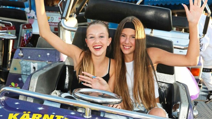 Marlene und Lara aus Klagenfurt hatten gleich ihren Spaß beim „Breakdance“, eines von 50 Fahrgeschäften, an denen es im Gaudepark auf 13.000 Quadratmeter nun bis 17. September täglich bis Mitternacht rund geht. Auch Livemusik wird geboten. 