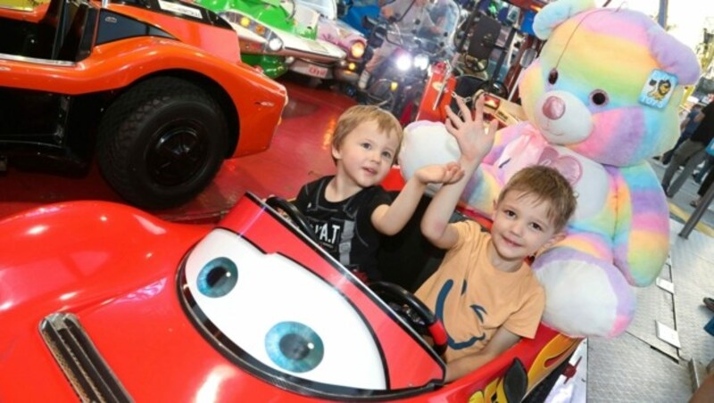 Der dreijährige Tyler und Bruder Nolan (6) genossen die Fahrt im Rennauto und den Familienausflug. Marcel und Ines kamen mit der gesamten Patchwork-Familie, der acht Kinder zwischen drei und 17 angehören. (Bild: Rojsek-Wiedergut Uta)