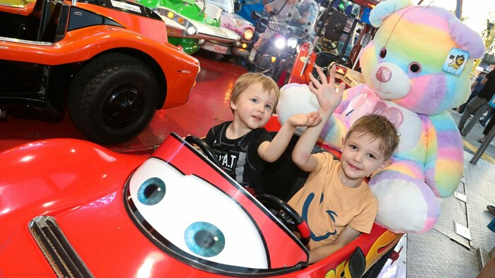 Der dreijährige Tyler und Bruder Nolan (6) genossen die Fahrt im Rennauto und den Familienausflug. Marcel und Ines kamen mit der gesamten Patchwork-Familie, der acht Kinder zwischen drei und 17 angehören. 