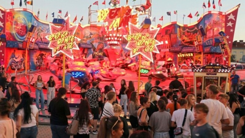 Es ging schon hoch her bei der Lichterprobe im Gaudepark der Klagenfurter Herbstmesse. Tausende amüsierten sich schon bei der Eröffnung an den 50 Fahrgeschäften. (Bild: Rojsek-Wiedergut Uta)