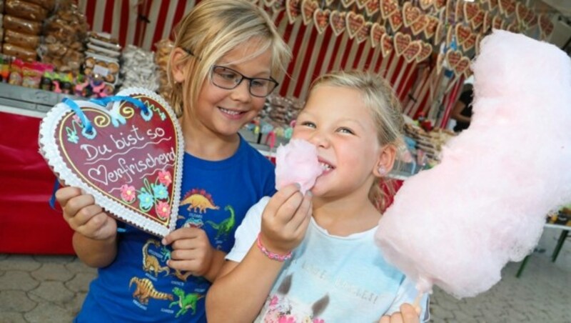 Zuckerwatte und Lebkuchenherzen sind immer noch Klassiker. Der sechsjährige Louis (li.) und Olivia (5), die mit ihren Cousinen Elisa und Lara und deren Mama Christina aus Sittersdorf zur Eröffnung angereist waren, genossen auch das kulinarische Angebot. (Bild: Rojsek-Wiedergut Uta)