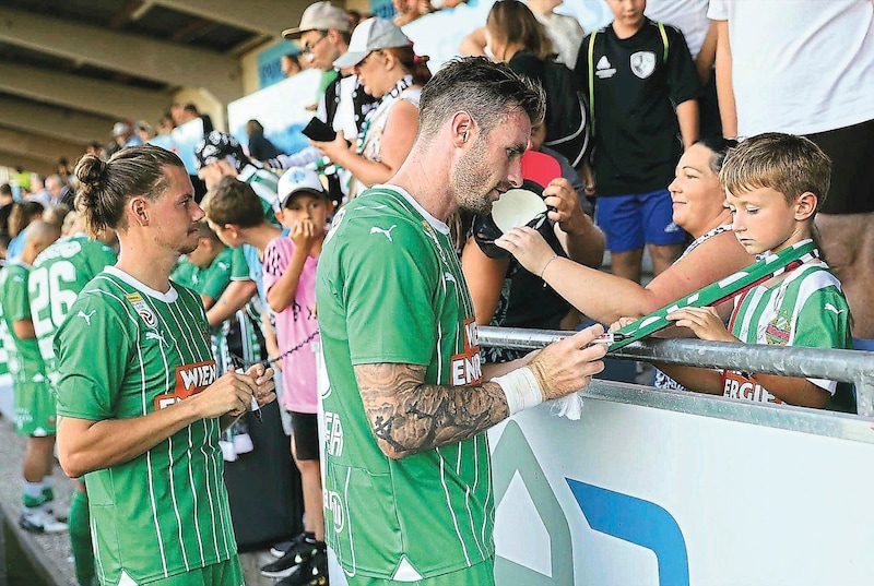 Doppelpack Patrick Greil (Mi.), Michael Sollbauer (re.) und Co. gaben sich in Amstetten volksnah. (Bild: GEPA pictures)