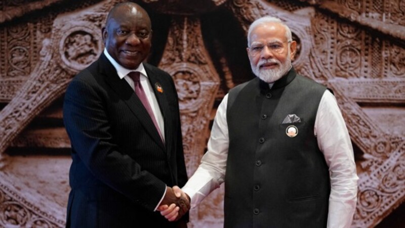 Indiens Premierminister Narendra Modi (re.) schüttelt vor dem G20-Gipfel in Neu-Delhi die Hand von Südafrikas Präsident Cyril Ramaphosa. (Bild: AFP)