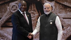 Indiens Premierminister Narendra Modi (re.) schüttelt vor dem G20-Gipfel in Neu-Delhi die Hand von Südafrikas Präsident Cyril Ramaphosa. (Bild: AFP)