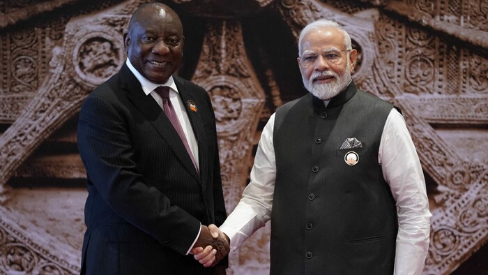 Indiens Premierminister Narendra Modi (re.) schüttelt vor dem G20-Gipfel in Neu-Delhi die Hand ...
