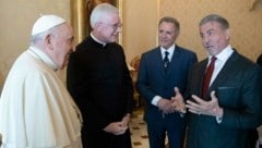 Sylvester Stallone traf Papst Franziskus im Vatikan. (Bild: APA/AFP/VATICAN MEDIA/Handout)