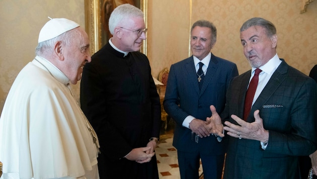 Sylvester Stallone traf Papst Franziskus im Vatikan. (Bild: APA/AFP/VATICAN MEDIA/Handout)