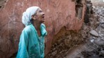 Eine verzweifelte Frau vor ihrem zerstörten Haus in der Altstadt von Marrakesch. (Bild: AFP)